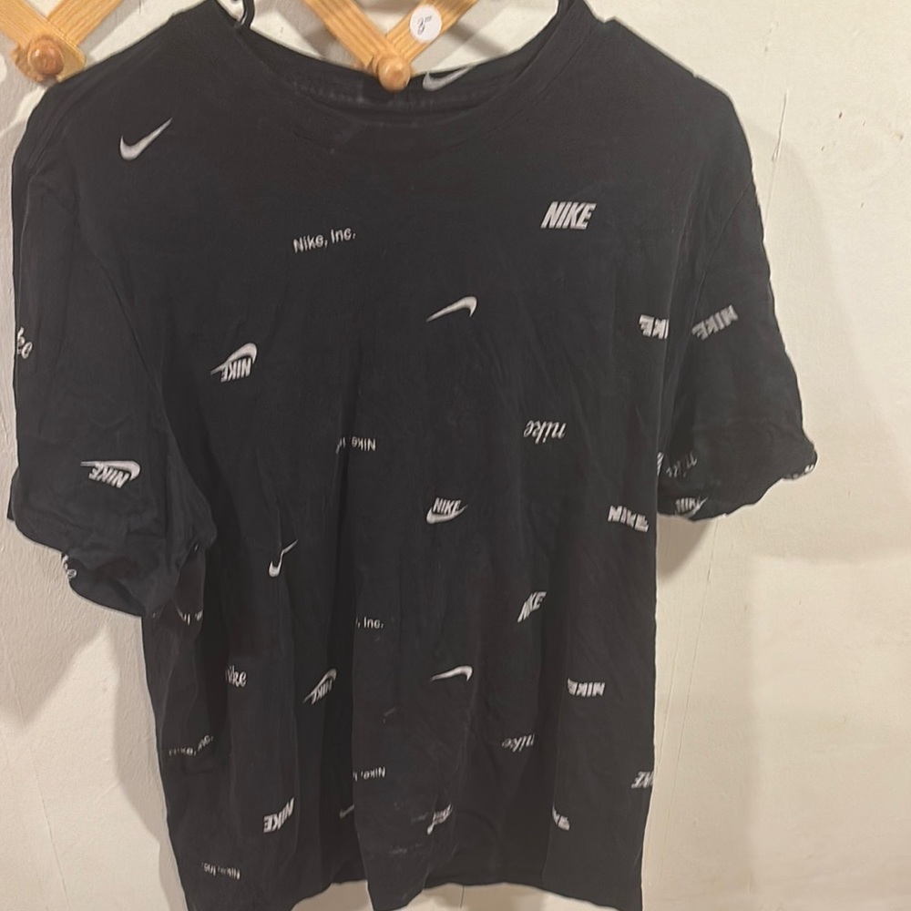 Nike Men's Black and White Logo T-Shirt